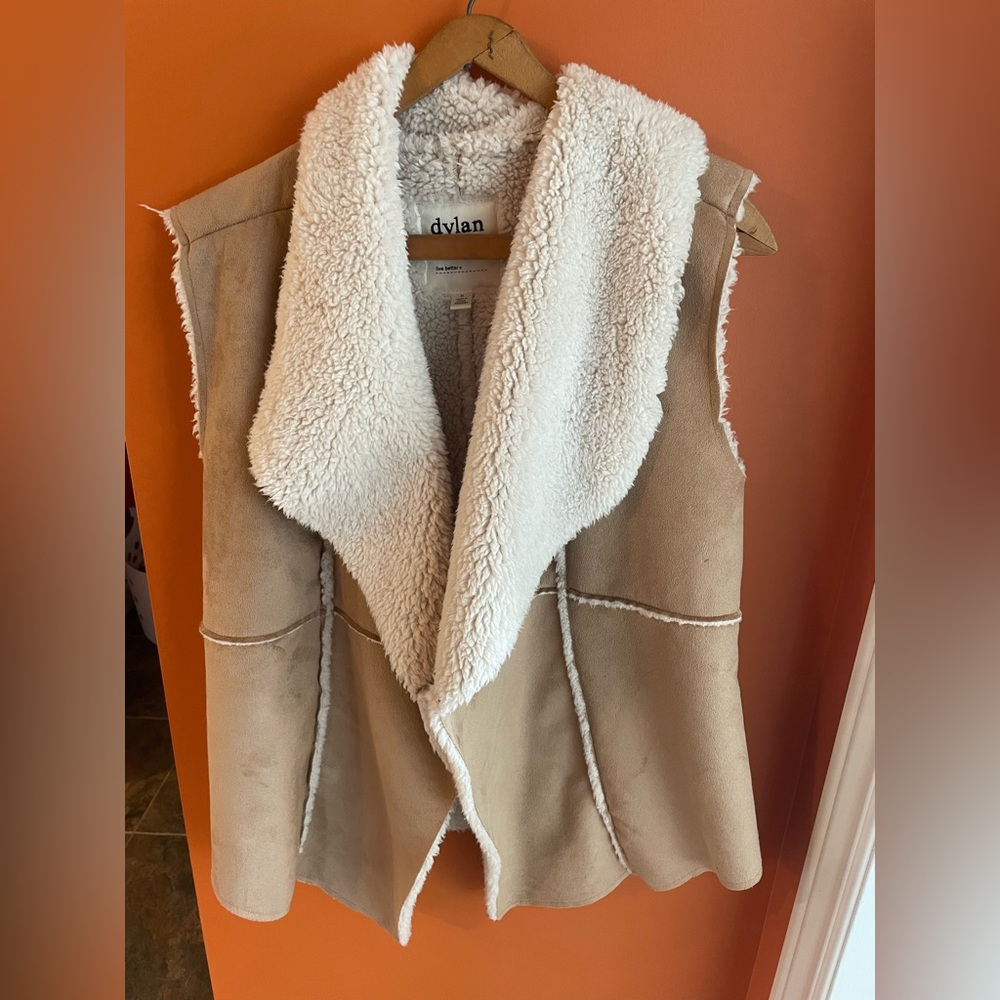 DYLAN Los Angeles, medium faux shearling vest